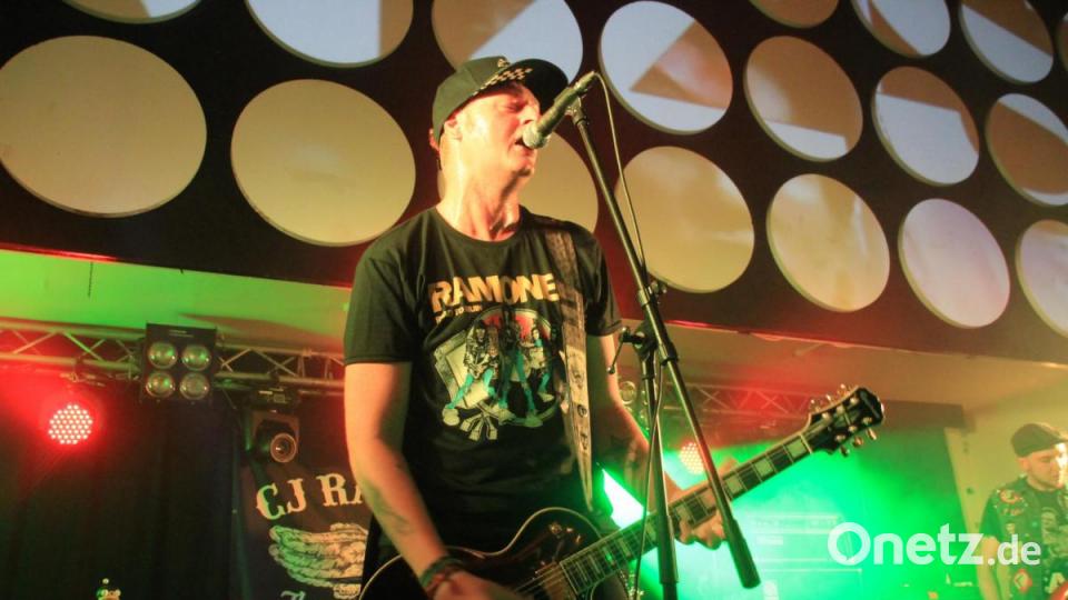 Jakob Fromm, Organisator des Konzerts und Sänger und Gitarrist der Band AKD, freute sich besonders über den Besuch von CJ Ramone in Amberg. Bild: kmo