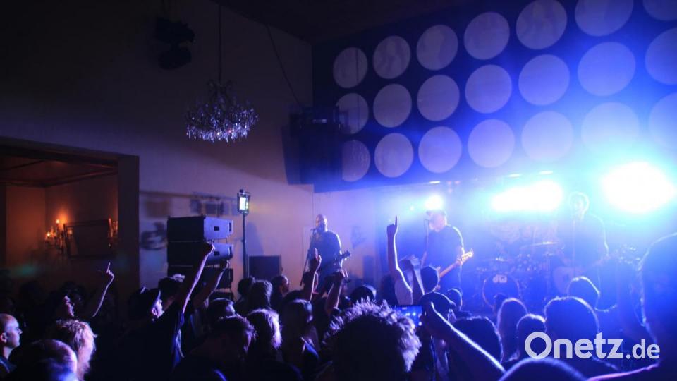 CJ Ramone, ehemaliger Bassist der Punkrock-Kultband Ramones, heizte den Ambergern mächtig ein. Bild: kmo