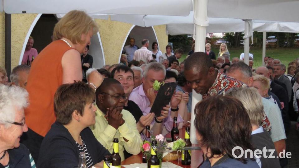 Immer wieder kamen Gläubige an den Tisch der beiden Pfarrer, um Geschenke zu überreichen. Bild: ubb