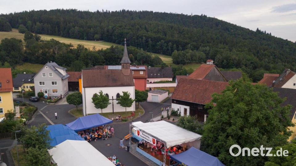 Der Jakobiplatz in Freudenberg ist Schausplatz des &quot;Woodstock der Blechmusik&quot;. Im Hintergrund der Johannisberg mit seiner Wallfahrtskirche. Bild: gri