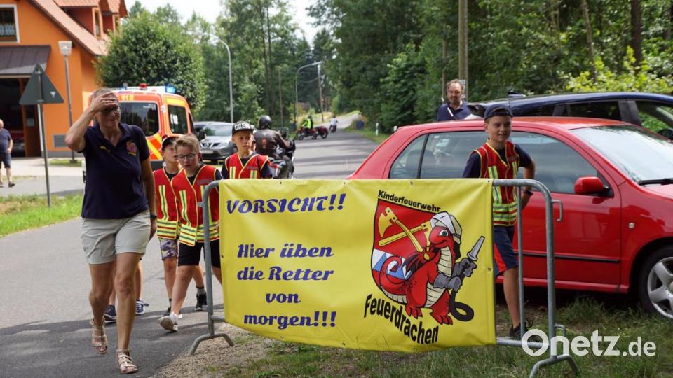 Banner am Ortseingang. Bild: bkr