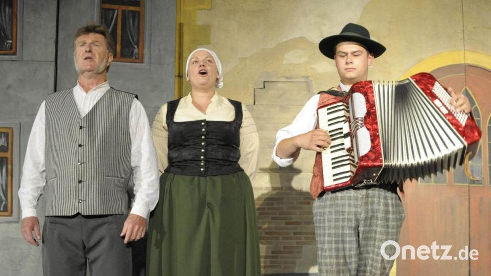„Z’Hirschau is schäi, des mou ma gstäih“ singen die beiden Regisseure Dieter Held (l.) und Saskia Krügelstein (Mitte), am Akkordeon begleitet von Leon Völkl, und schildern darin einige Hirschauer Stückln. Bild: u