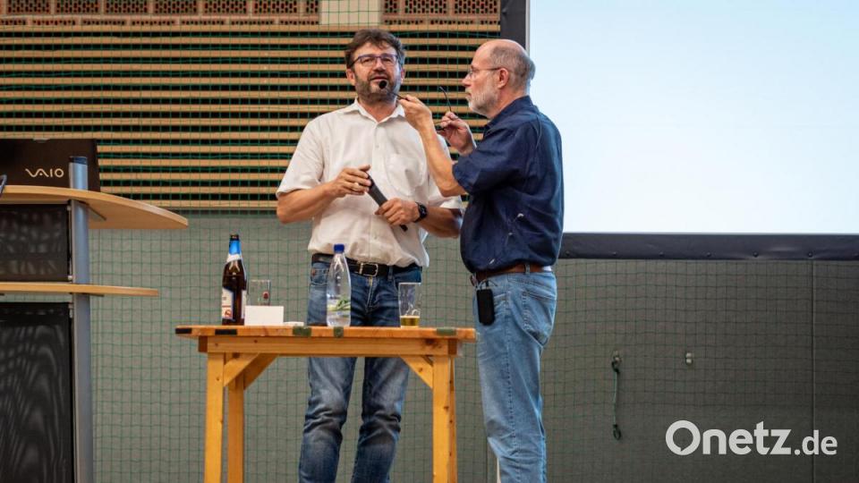 Kleine technische Probleme bei der Diskussionsrunde werden schnell und spontan gelöst. Prof. Lesch und Wolfgang Haberberger. Bild: pml