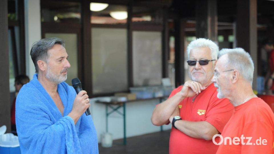 Wolfgang Meier (links), Zweiter Vorsitzender des Stadtverbands für Sport, hier bei seinen Abschlussworten zusammen mit Hubert Wagemann und Horst Kreuz von der DLRG war einer der letzten Teilnehmer am Samstagvormittag. Bild: Andreas Brückmann