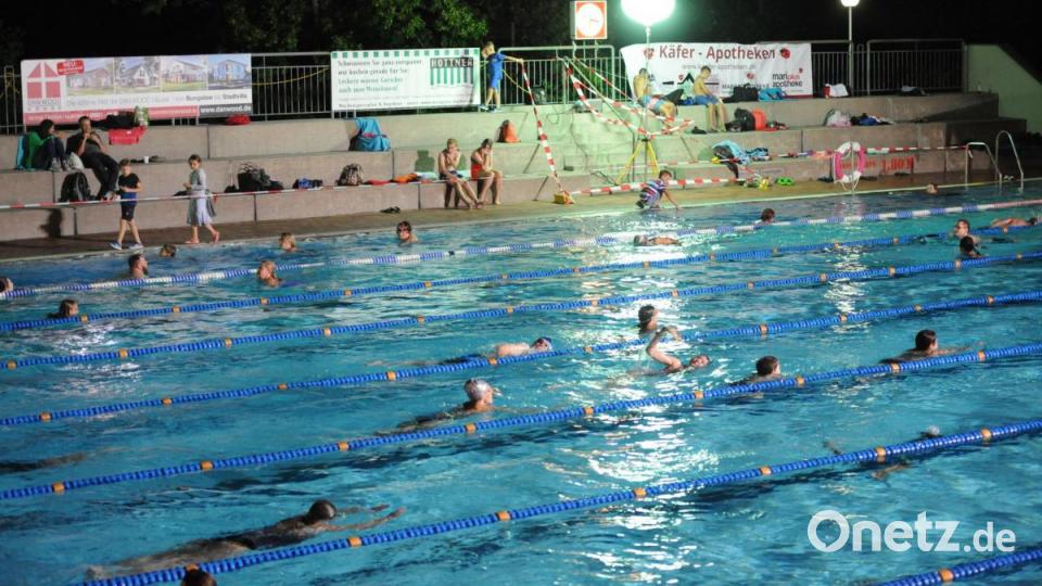 Auch nach 22 Uhr waren noch viele Schwimmer auf den Bahnen. Bild: Andreas Brückmann