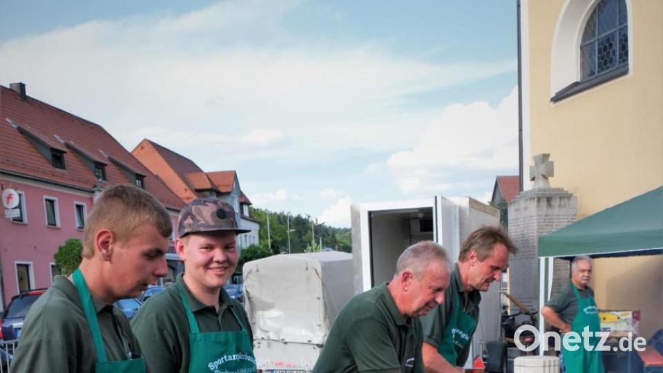 Die knusprigen Fische des Sportanglerbundes kommen gut an Bild: twi