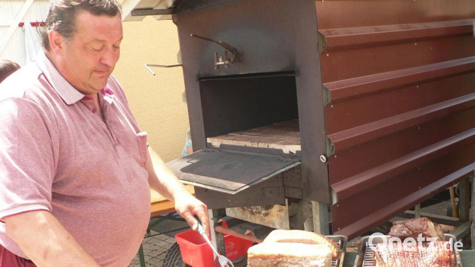 Fleisch aus dem Backofen gab es bei der KLJB Sassenreuth. Bild: lep
