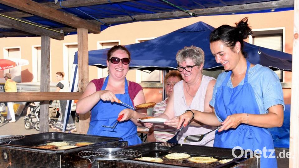 Ein traditionelles Muss für das Bürgerfest – der frischgebackene Dotsch vom Frauenbund. Bild: bgm