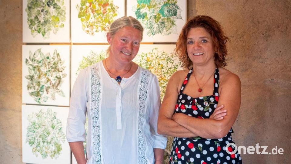 Die Künstlerinnen Stephanie Löw (links) und Michaela Schwarzmann (rechts) zeigen einige ihrer Werke in den Räumen der &quot;Alten Schießstätte&quot; in Neustadt. Impressionen von der Eröffnung der diesjährigen Ausstellung des Kunst- und Kulturvereins Hausfluss e.V. Neustadt. Bild: pml
