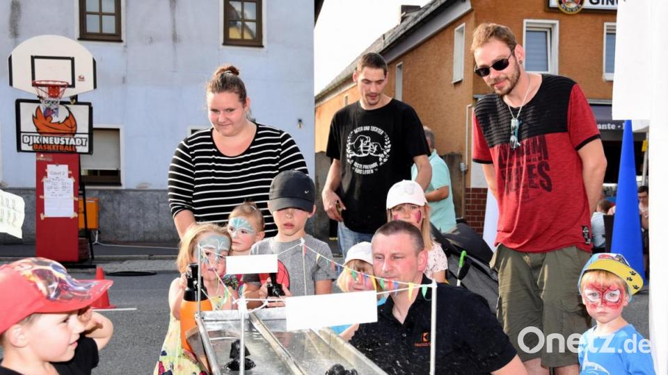 Spannung und Spaß beim Entenrennen der Kolpings-Familie. Hier liegt eine Ente – angetrieben vom Strahl einer Wasserpistole schon deutlich im Vorsprung. Bild: bgm