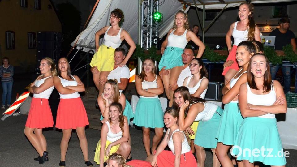 Zwei geniale Shows steuert die Tanzgruppe &quot;Public Surprise&quot; des Waidhauser Faschingsvereins an beiden Bürgerfesttagen zum Programm bei. Bild: fjo