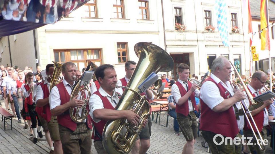 Die Blaskapelle Kirchenthumbach gibt den Takt vor. Bild: lep