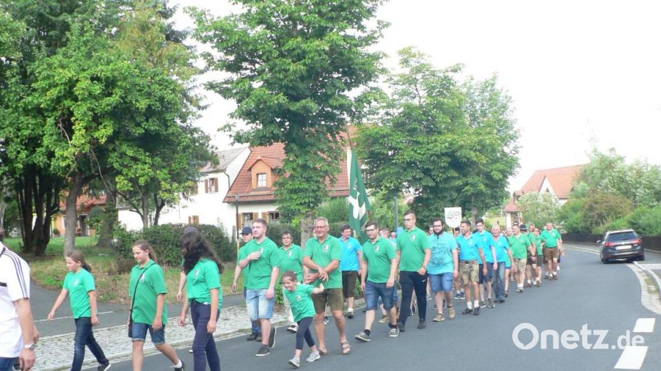 Ob einheitlich oder individuell gekleidet, alle marschieren zum Bürgerfest. Bild: lep