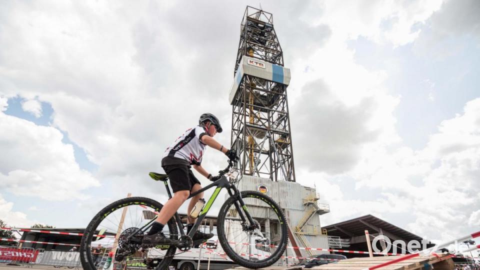 Die Palettenhindernisse kurz vor dem Zieleinlauf am Bohrturm fordern nochmal volle Konzentration. Bild: dtr