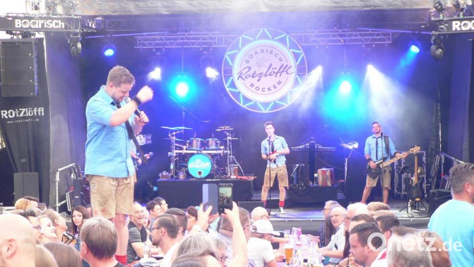 Ein tolles Showprogramm zeigen die die vier Musiker der Band &quot;Rotzlöffl&quot;. Bild: lep