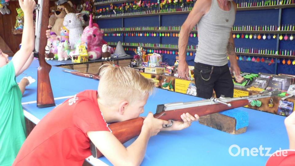 Auch für die Kinder ist viel geboten. Sie können sich an den Buden vergnügen. Bild: lep