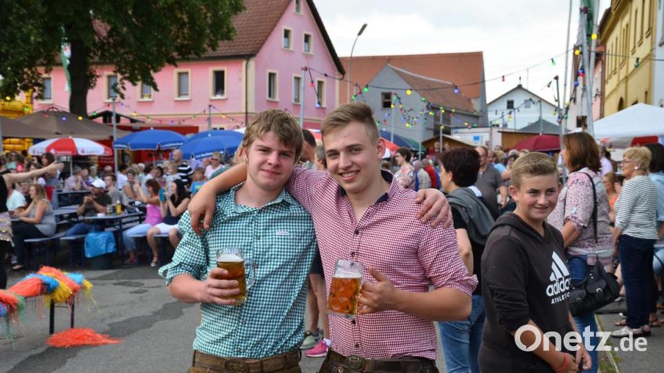 Fesch gekleidet genießen Konrad und Simon mit einer frischen Halben in der Hand das Flair des Waidhauser Bürgerfests. Bild: fjo