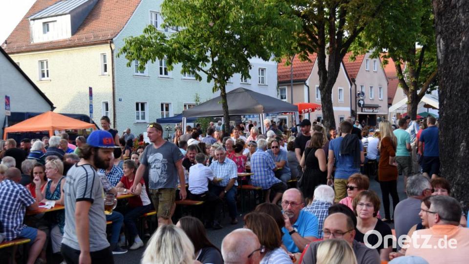 Im Schatten der Alleebäume waren die Bierbänke auch am frühen Abend bei noch immer heißen Temperaturen voll besetzt. Bild: bgm
