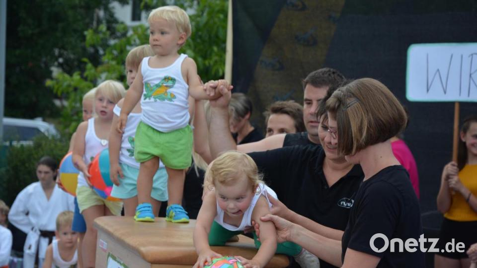 Mit dem Familienturnen begann das gut zweieinhalbstündige Programm der TVW-Sportgala. Bild: jr