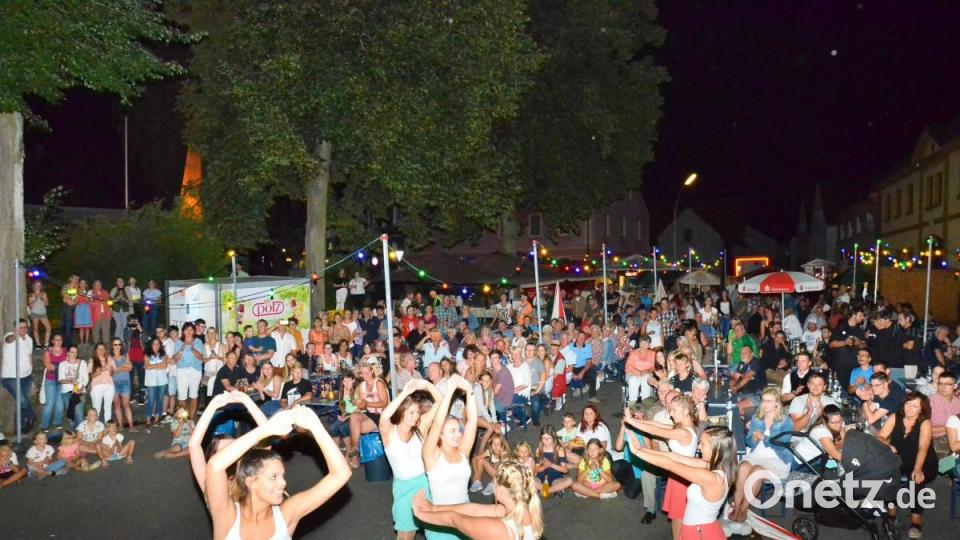 Nach einer halbstündigen Umbaupause verleihen die Tänzerinnen des Waidhauser Faschingsvereins dem ersten Festabend neuen Schwung. Bild: fjo