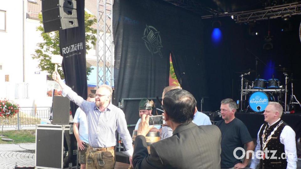 Johannes Püttner eröffnet mit drei Schlägen das Kirchenthumbacher Bürgerfest. Bild: lep