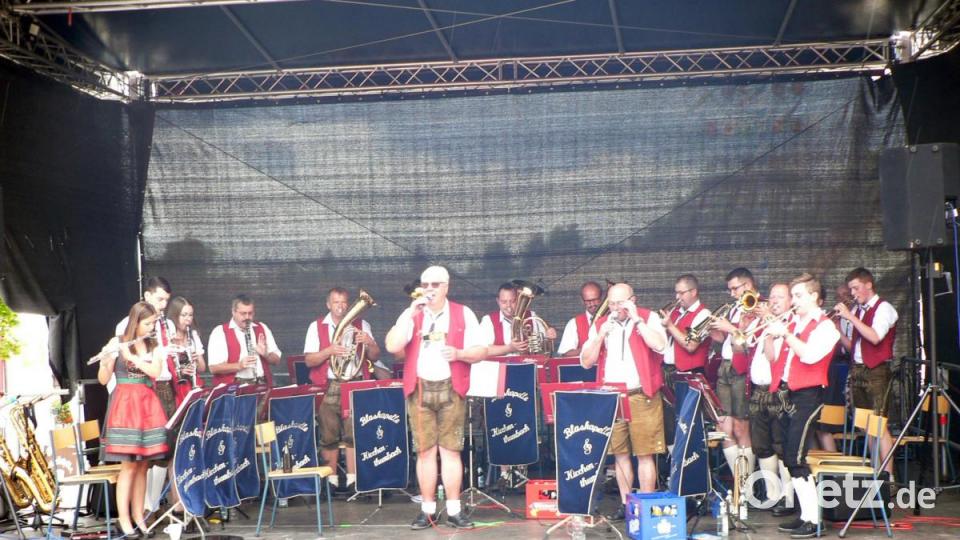 Die Blaskapelle Kirchenthumbach eröffnete am Sonntag das Bürgerfest. Bild: lep