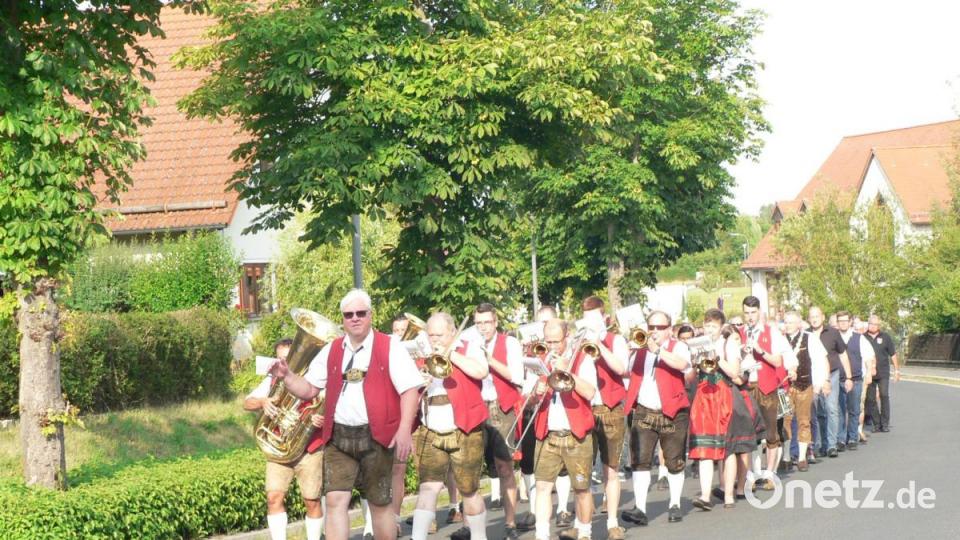 Angeführt von der Blaskapelle Kirchenthumbach bewegt sich ein langer Festzug zum Marktplatz. Bild: lep
