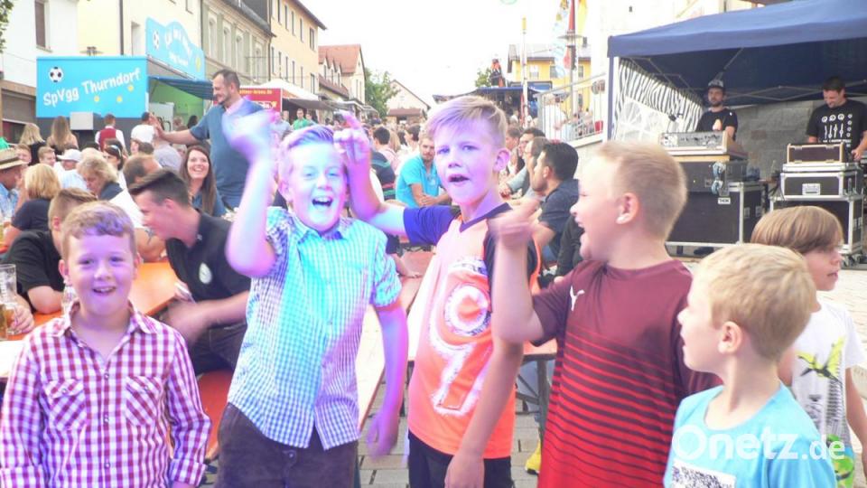Die Kinder haben vor der Bühne große Spaß. Bild: lep