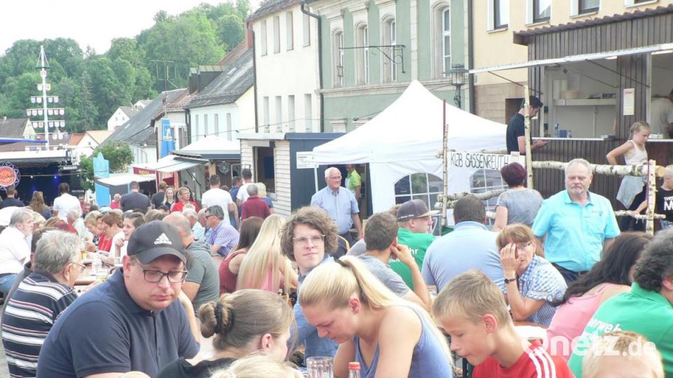 Auf den Bierzeltgarnituren ist kaum noch Platz Bild: lep