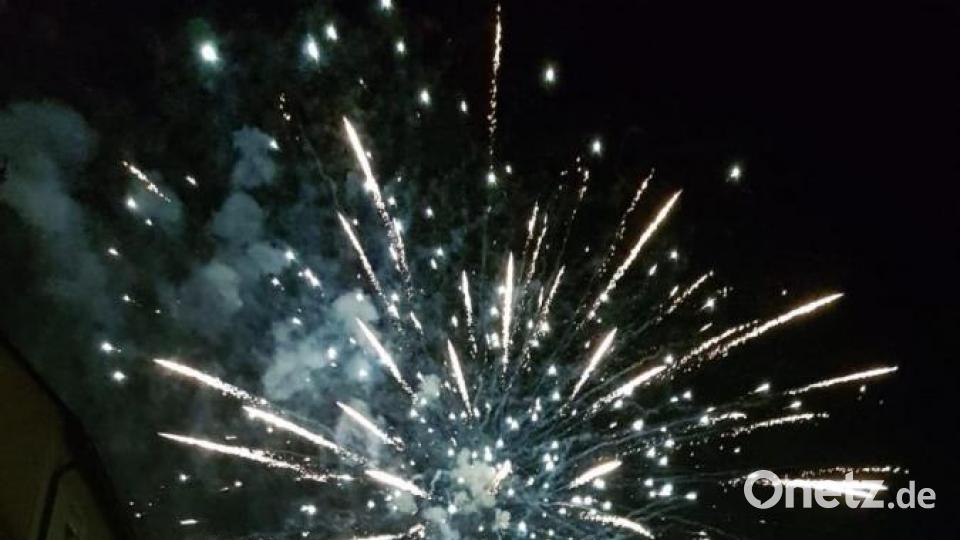 Ein gigantisches Feuerwerk erhellt zum Schluss den Nachthimmel von Kirchenthumbach. Bild: lep