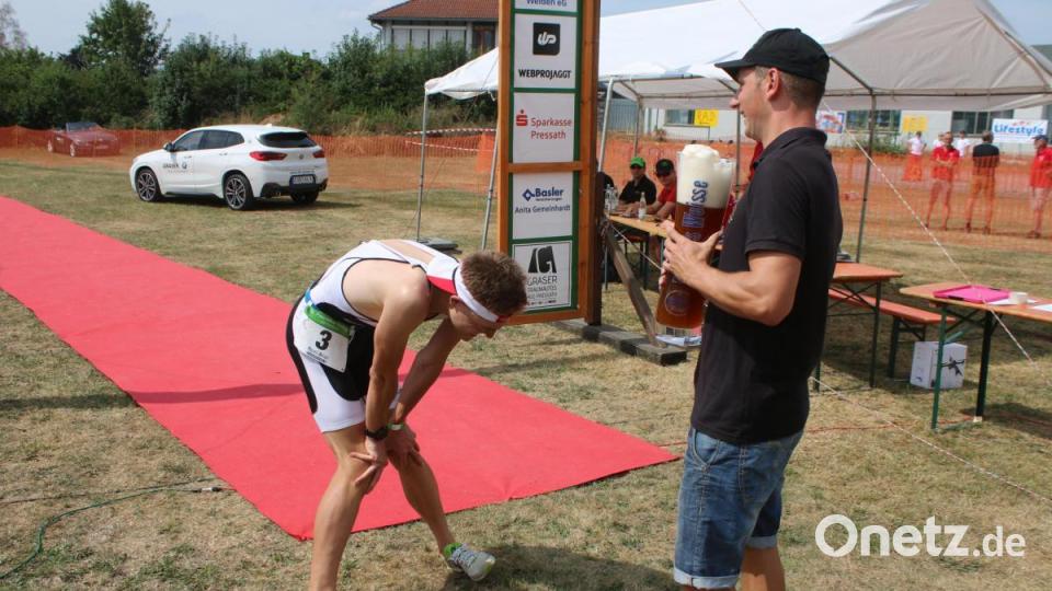 Abteilungsleiter Michael Waldmann empfängt Pollert mit einem kühlen alkoholfreien Weizen. Bild: sne