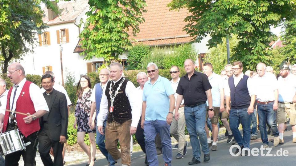 Ganz Kirchenthumbach ist beim Festzug auf den Beinen. Bild: lep
