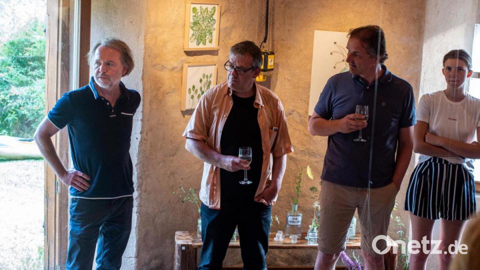 Peter Troppmann (links) und Stephan Argauer (Zweiter von links) bei der Eröffnung der Ausstellung. Bild: pml