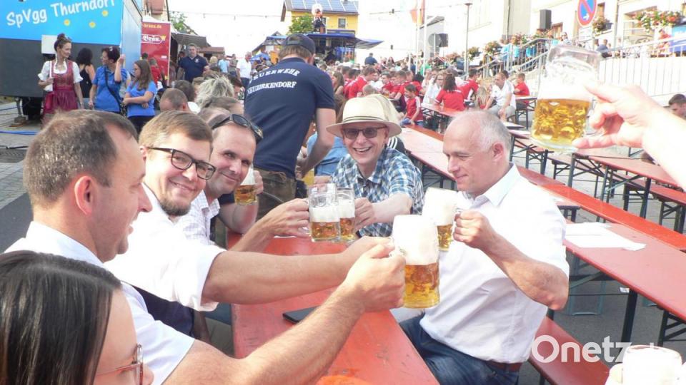 Der Marktgemeinderat stoßt auf das Bürgerfest an. Bild: lep
