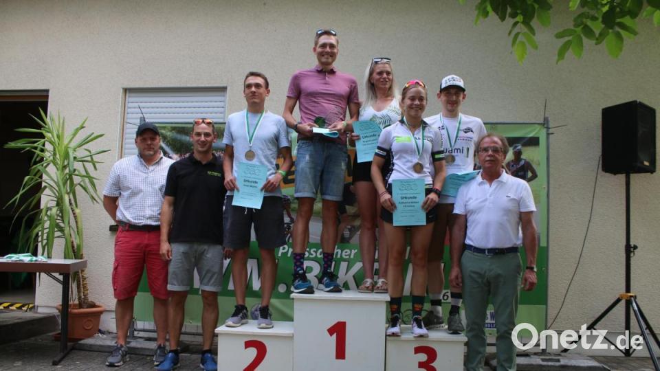 Die Gesamtsieger 2019. Mit auf dem Bild sind Bürgermeister Werner Walberer (rechts), Schirmherr Jürgen Götz (links) und Abteilungsleiter Michael Waldmann (zweiter von links). Bild: sne