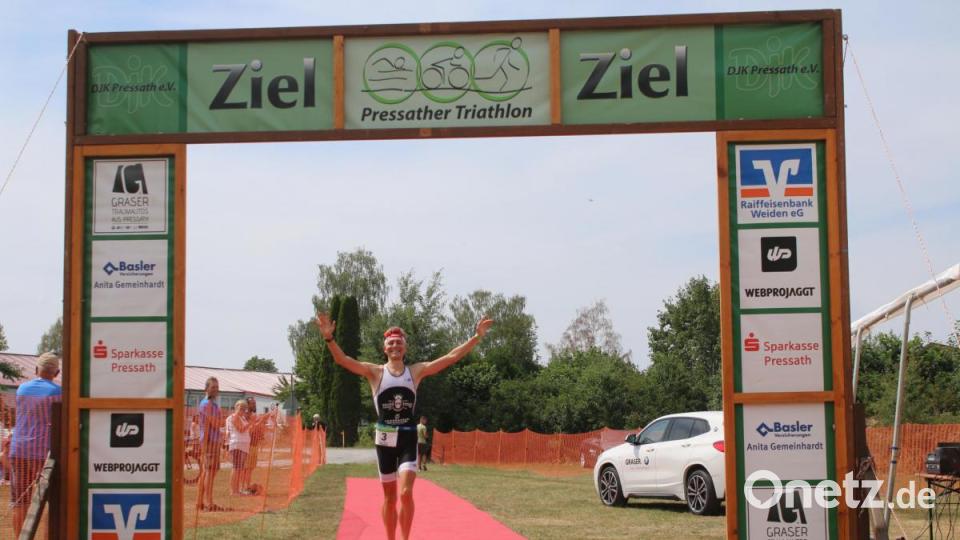 Nach elf gescheiterten Versuchen gewinnt das Pressather Urgestein Sven Pollert endlich die Gesamtwertung beim Heimtriathlon. Bild: sne