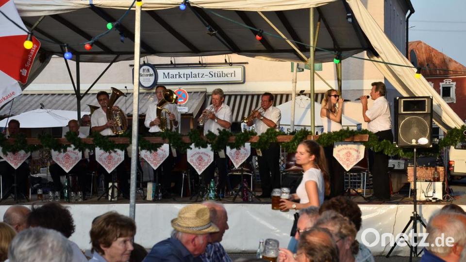 Ein Gesangsduett steht bei der böhmischen Kapelle &quot;Domazlicanka&quot; im Mittelpunkt, die den Festauftakt musikalisch meistert. Bild: fjo
