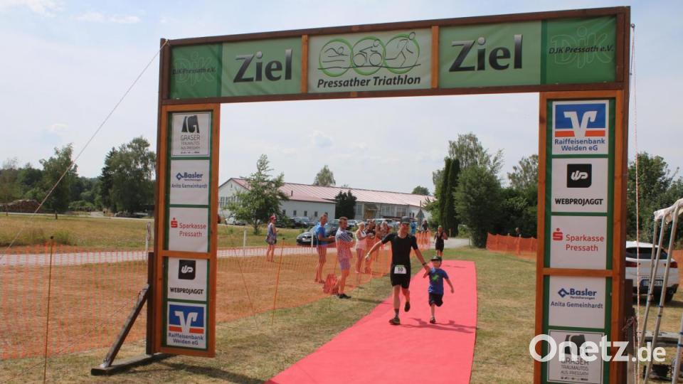 Einlauf mit der Familie. Wettkampf, aber auch Spaß stehen im Vordergrund. Bild: sne