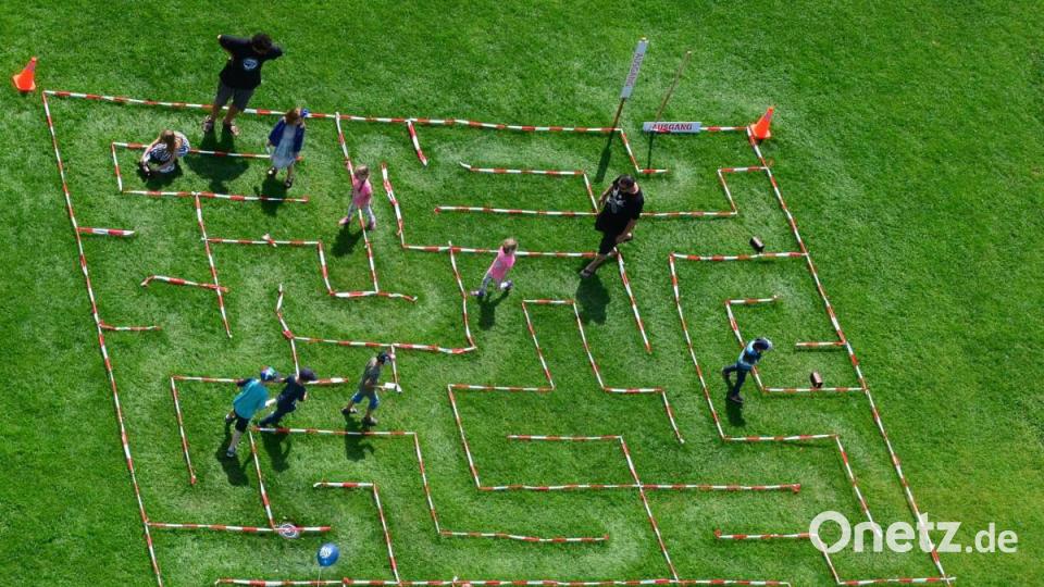 Im Riesenlabyrinth auf dem Sportgelände der Realschulen auf Schatzsuche. Bild: Kunz