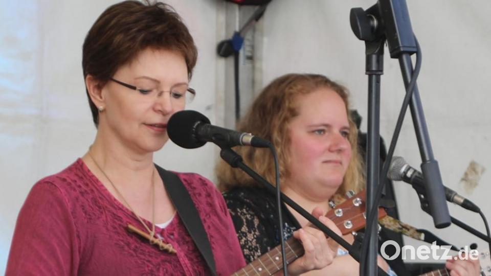 Nicht alltäglich: Die Ukuluku-Band unterhält im Spitalhof mit fröhlichen Liedern auf der Ukulele. Bild: Gerhard Götz