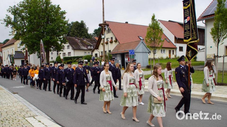 Zahlreiche Vereine zeigten in Dietersdorf ihre Verbundenheit zum Burschenverein. Bild: mmj