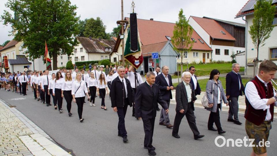 Nach dem Festgottesdienst auf dem Weg ins Festzelt. Bild: mmj