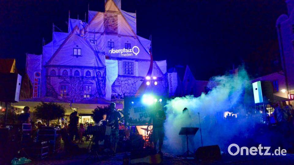 Weiden träumt - mit Rockmusik und blauem Nebel. Bild: wil
