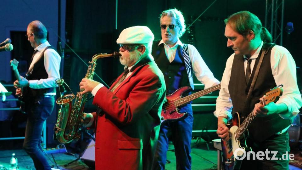 „The Rockin River Rats“ überzeugen am Unteren Markt mit erstklassigen Covern, egal ob von den Stones oder Tom Jones. Bild: Gerhard Götz
