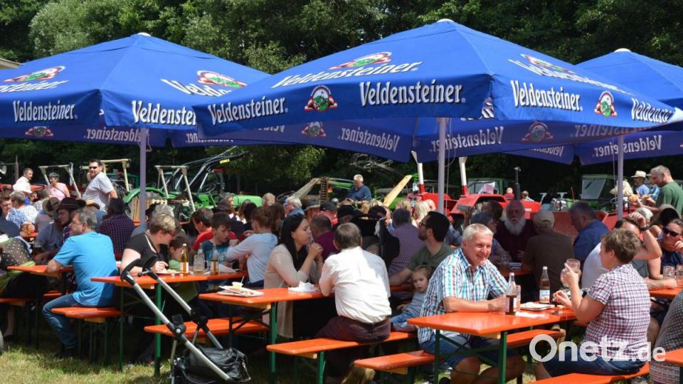 Viele Besucher machten es sich auf dem Festplatz gemütlich. Bild: jr