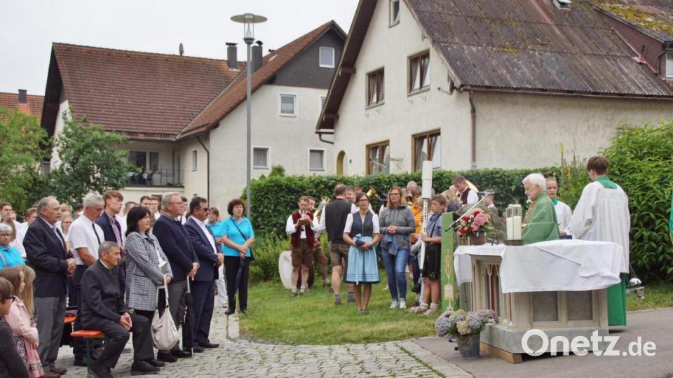Neben der Dorfkirche zelebrierte Pfarrer Andreas Schlagenhaufer im Freien die heilige Messe. Bild: mmj