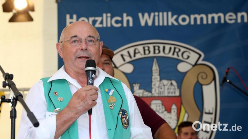 Joseph Ferstl begrüßt die Freunde der Blasmusik. Bild: Götz