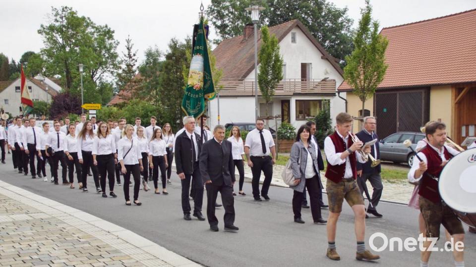 Blaskapelle, Ehrengäste, Mitglieder des Jubelvereins und Vereinsabordnungen auf dem Weg zum Festgottesdienst. Bild: mmj