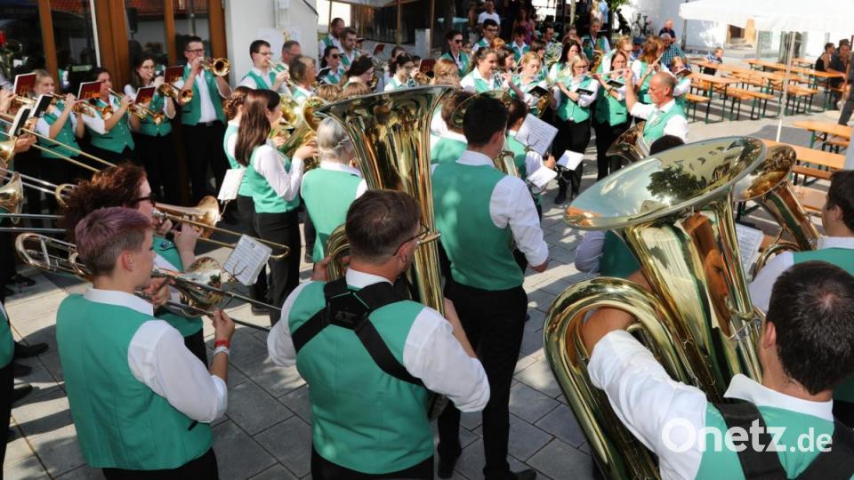 Die Jugendblaskapelle Nabburg startete im Schlosshof. Bild: Götz