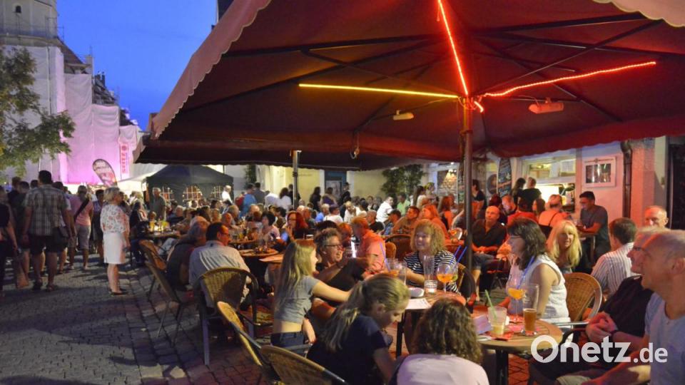 Weiden träumt - die Menschen genießen den lauen Sommerabend. Bild: wil